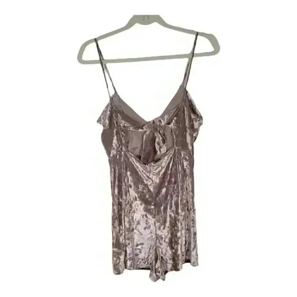 Urban Outfitters Sexy Women Crushed Velvet Flowy Pink Ruffle Romper Size Medium - Picture 2 of 12